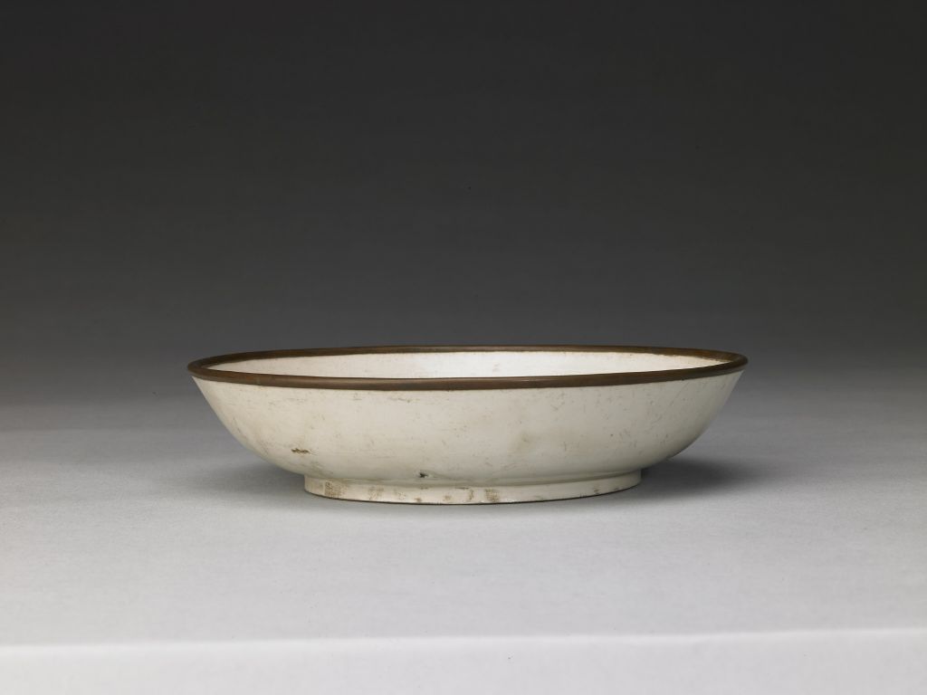 图片[1]-Ding Kiln White Glaze Carved with Qianlong Imperial Poems Printed with Spin Chi Entangled with Flower Pattern Wash-China Archive